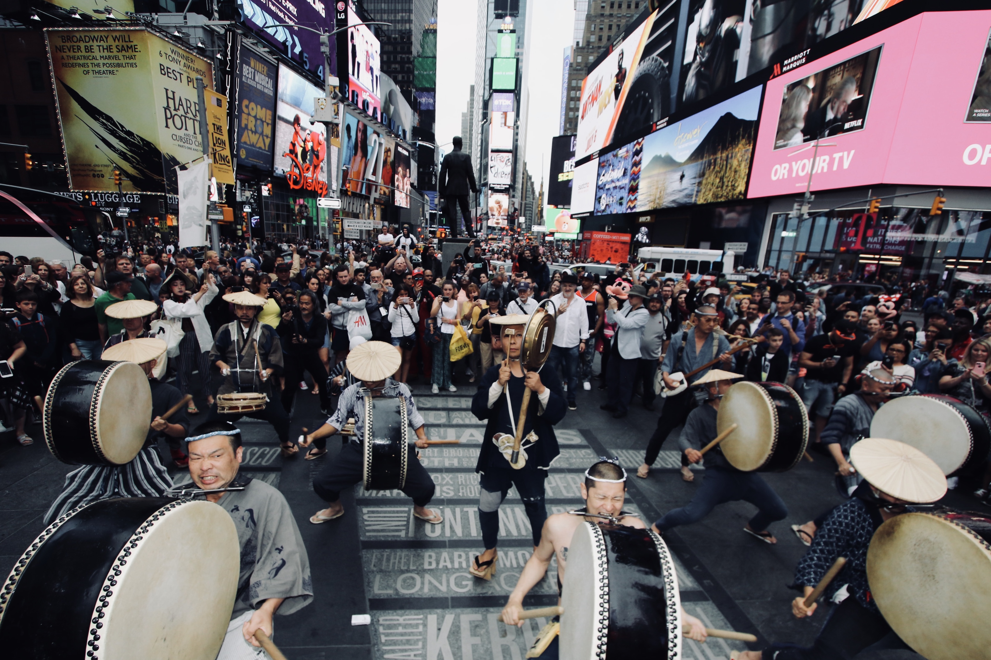 【切腹ピストルズ】ロンドン、パリでのギグの写真をプリントしたTシャツと写真集『SEPPUKU PISTOLS LONDON PARIS』のアートワークをプリントしたロンTが当店限定でご予約受付中!!